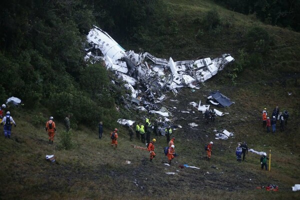Νέες φωτογραφίες από το σημείο της αεροπορικής τραγωδίας στην Κολομβία - Το χρονικό του δυστυχήματος με τους 75 νεκρούς
