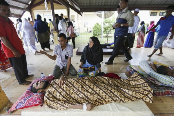 52 νεκροί, πολλοί αγνοούμενοι και μεγάλες καταστροφές από το σεισμό των 6,4 Ρίχτερ στην Ινδονησία
