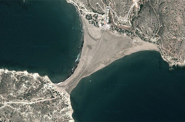 Το ελληνικό νησάκι του σερφ, που το καλοκαίρι ενώνεται με την στεριά με μια λωρίδα χρυσής άμμου