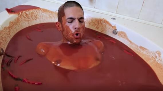 O τύπος που έκανε μπάνιο σε καυτή σάλτσα θα μπορούσε να είχε πεθάνει με φριχτό τρόπο