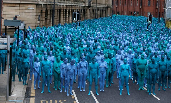 Χιλιάδες άνθρωποι γδύθηκαν κι έβαψαν το σώμα τους μπλε για το νέο εμβληματικό project του Spencer Tunick