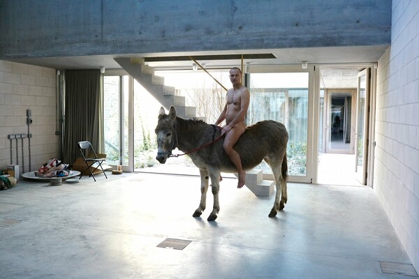 Ο Juergen Teller εγκαινιάζει το νέο του στούντιο γυμνός πάνω σε γάιδαρο