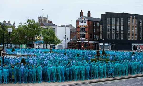 Χιλιάδες άνθρωποι γδύθηκαν κι έβαψαν το σώμα τους μπλε για το νέο εμβληματικό project του Spencer Tunick