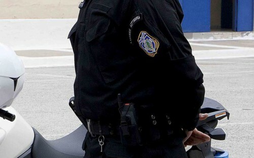 Άγνωστοι επιτέθηκαν και τραυμάτισαν αστυνομικό στην οδό Πατησίων