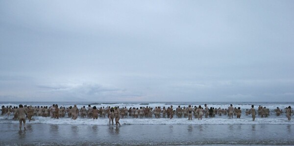 500 άντρες και γυναίκες βούτηξαν γυμνοί στην παγωμένη Βόρεια Θάλασσα για καλό σκοπό