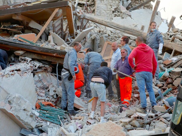 6,2 Ρίχτερ στην Ιταλία - Nεκροί, εγκλωβισμένοι και κτίρια που κατέρρευσαν