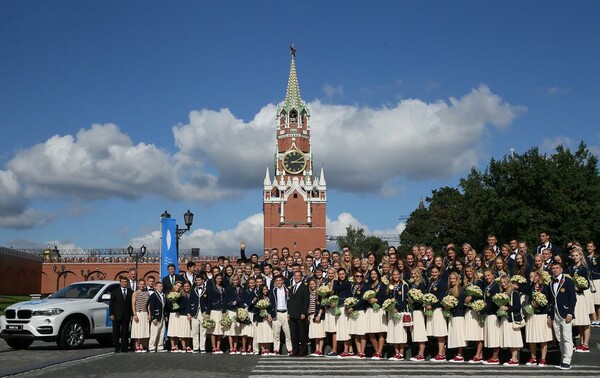 O Πούτιν πρόσφερε στους ρώσους Ολυμπιονίκες σαμπάνια, χρήματα κι από μία BMW στον καθένα