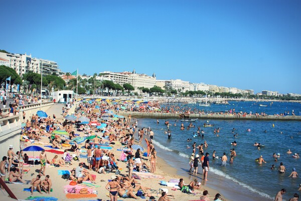 Κάννες: Aπαγορεύονται πλέον οι μεγάλες τσάντες στις παραλίες