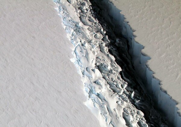 Η ΝASA αποκαλύπτει την τεράστια ρωγμή που κατέγραψε στην Ανταρκτική