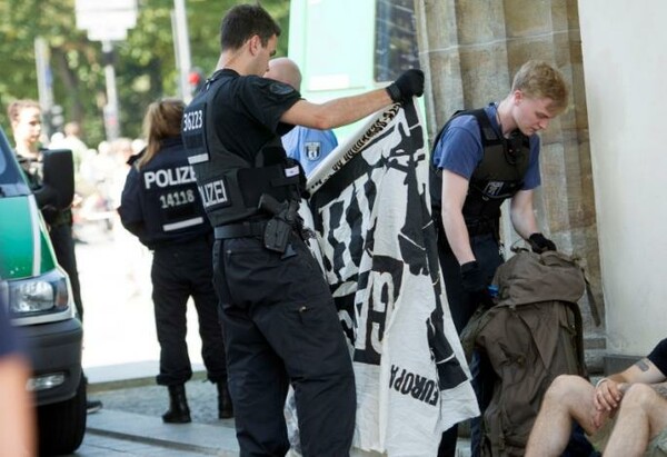 Γερμανοί ακροδεξιοί σκαρφάλωσαν στην Πύλη του Βραδεμβούργου για να διαμαρτυρηθούν κατά των προσφύγων