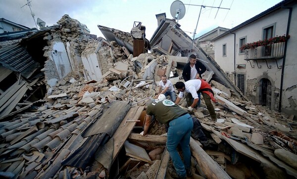 6,2 Ρίχτερ στην Ιταλία - Nεκροί, εγκλωβισμένοι και κτίρια που κατέρρευσαν