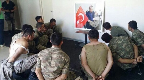 Γυμνοί, ξυλοκοπημένοι και δεμένοι χειροπόδαρα - Οι σκληρές φωτογραφίες από τις μαζικές συλλήψεις των Τούρκων στρατιωτών