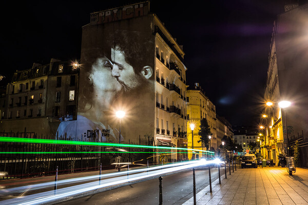 Τα κτίρια του Παρισιού μόλις έγιναν ακόμη πιο όμορφα με δεκάδες φιλιά ερωτευμένων ζευγαριών