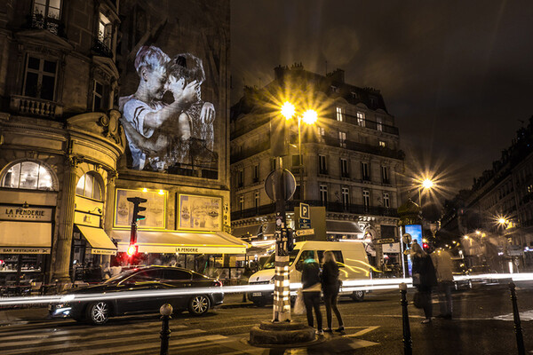 Τα κτίρια του Παρισιού μόλις έγιναν ακόμη πιο όμορφα με δεκάδες φιλιά ερωτευμένων ζευγαριών