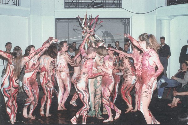 Ο γυμνός φεμινισμός των «νεο-φυσιολατρών» στη θατσερική Βρετανία των '80s