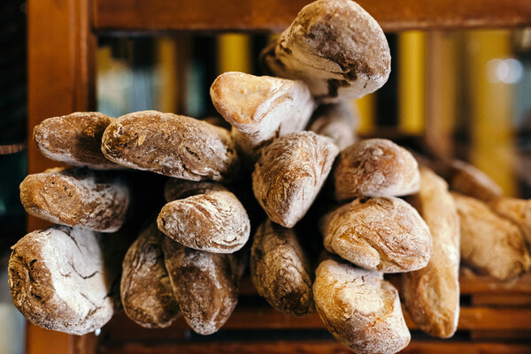 Γιατί οι Αθηναίοι κάνουν ουρές για να πάρουν ψωμί από αυτόν τον φούρνο;