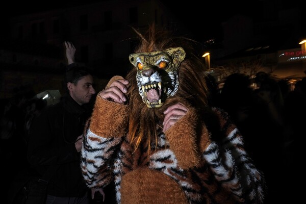 Zombie Walk Athens 2017: Οι Αθηναίοι διασκεδάζουν ντυμένοι ζόμπι και σπέρνουν τον τρόμο στο κέντρο της πόλης