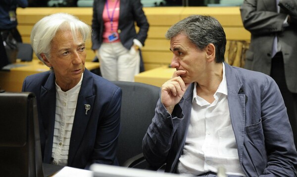 Bloomberg: Η Ελλάδα υπερβαίνει τους στόχους για το πλεόνασμα, αλλά το ΔΝΤ δεν πείθεται