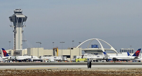 Αστυνομικός κατάφερε να περάσει όλους τους ελέγχους στο αεροδρόμιο του Λος Άντζελες με όπλο στη χειραποσκευή