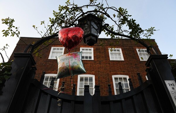 Οι θαυμαστές του Τζορτζ Μάικλ αποτίουν φόρο τιμής με λουλούδια και φωτογραφίες του έξω από το σπίτι που πέθανε