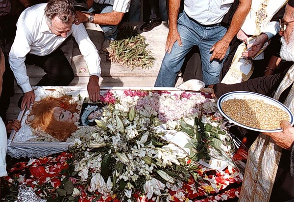 Επτά κηδείες που μετατράπηκαν σε λαϊκό προσκύνημα τα τελευταία τριάντα χρόνια