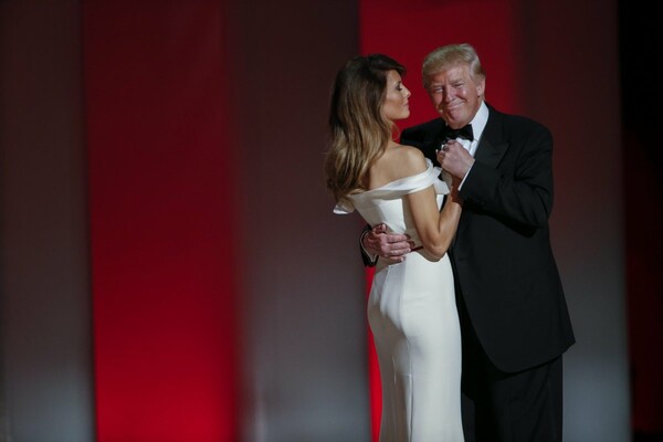 Ο Τραμπ και η Μελάνια χορεύουν αγκαλιασμένοι το «My way» του Σινάτρα για να γιορτάσουν την πρώτη μέρα στον Λευκό Οίκο