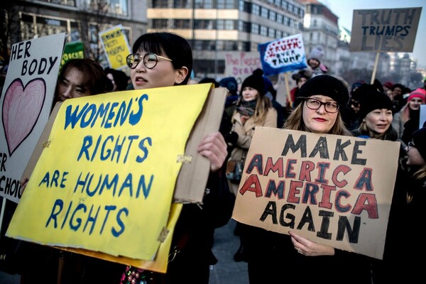Γυναίκες εναντίον Τραμπ: Ογκώδεις διαδηλώσεις σε Ουάσινγκτον και χώρες του κόσμου για την «Πορεία των Γυναικών»