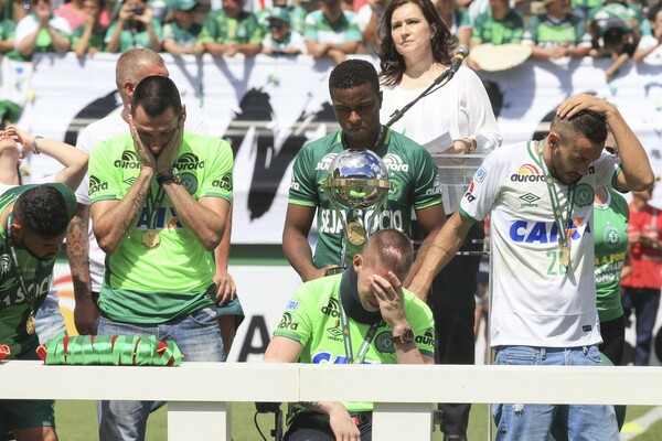 Συγκλονιστικές στιγμές στην επιστροφή της Σαπεκοένσε στα γήπεδα μετά την τραγωδία