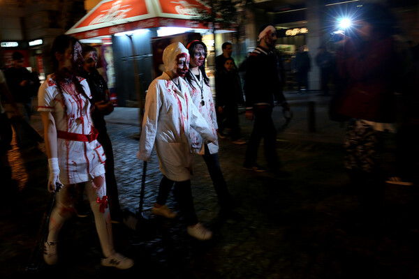 Zombie Walk Athens 2017: Οι Αθηναίοι διασκεδάζουν ντυμένοι ζόμπι και σπέρνουν τον τρόμο στο κέντρο της πόλης