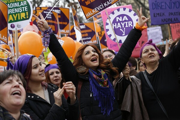 Εκατομμύρια γυναίκες στον κόσμο φωνάζουν για ισότητα, σεβασμό και αλληλεγγύη