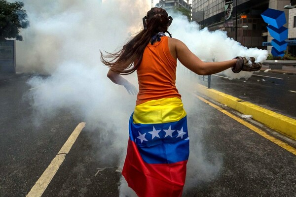 Βενεζουέλα: O γυμνός διαδηλωτής και η γυναίκα που έφραξε μόνη της το δρόμο στο στρατό