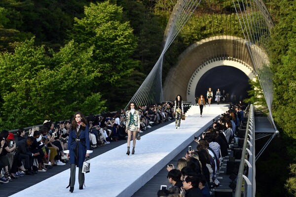 Ο οίκος Louis Vuitton παρουσίασε την συλλογή του στα βουνά της Ιαπωνίας, σε ένα διάσημο μουσείο