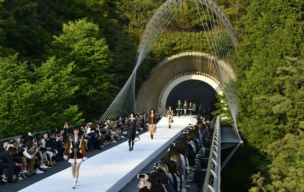 Ο οίκος Louis Vuitton παρουσίασε την συλλογή του στα βουνά της Ιαπωνίας, σε ένα διάσημο μουσείο