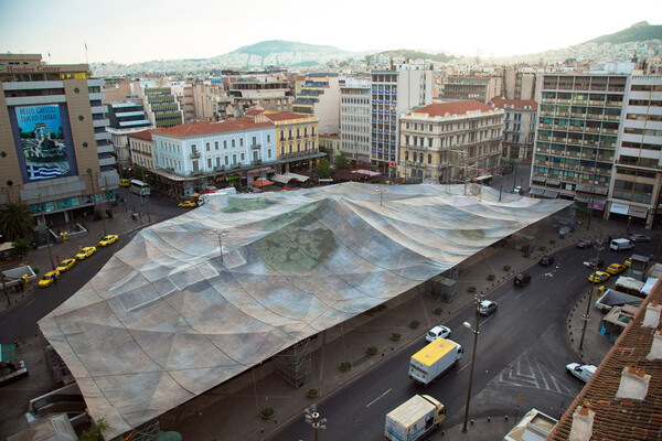 Η Ομόνοια «εξαφανίζεται» - Εντυπωσιακές φωτογραφίες από το γιγαντιαίο έργο του Γκρέγκορ Σνάιντερ στο κέντρο της Αθήνας