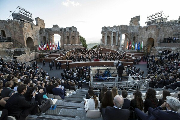 Μελάνια και Ντόναλντ επιτέλους κρατιούνται σφιχτά από το χέρι στο αρχαίο ελληνικό θέατρο της Ταορμίνα