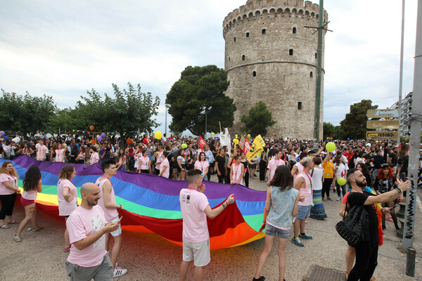 Επεισόδια στο Pride στη Θεσσαλονίκη - Ακροδεξιοί προσπάθησαν να εμποδίσουν την Παρέλαση Υπερηφάνειας