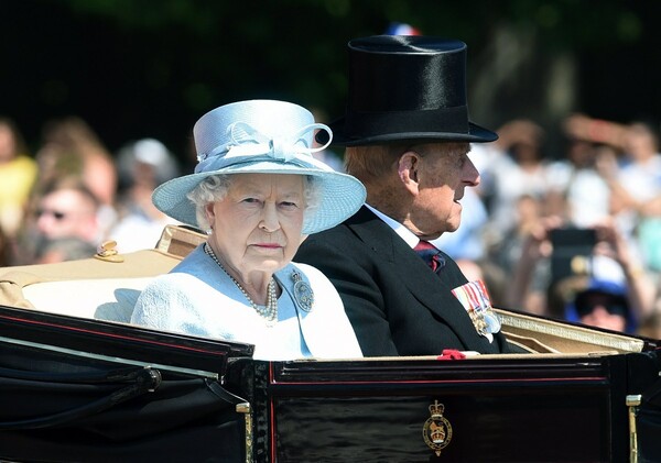 Tα γενέθλια της Βασίλισσας: Όλη η βασιλική οικογένεια στο μπαλκόνι, το θεαματικό άγημα και τρεις λιποθυμίες
