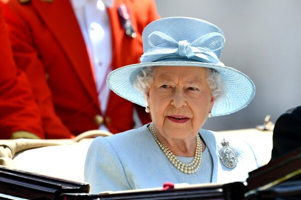 Tα γενέθλια της Βασίλισσας: Όλη η βασιλική οικογένεια στο μπαλκόνι, το θεαματικό άγημα και τρεις λιποθυμίες