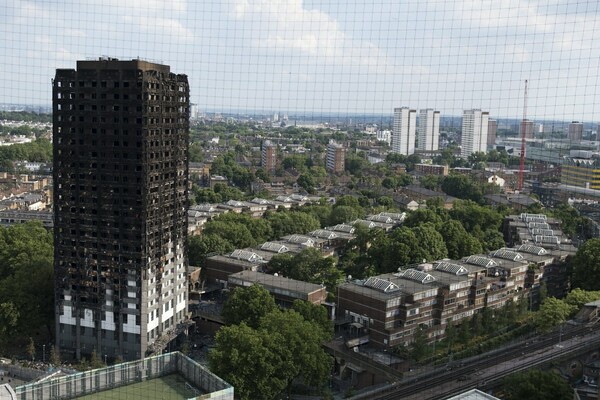 Απόλυτη καταστροφή - Οι πρώτες εικόνες από το εσωτερικό του πύργου που κάηκε στο Λονδίνο