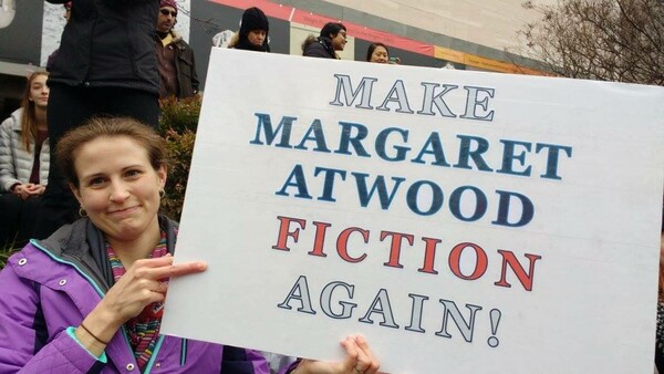 Το νέο απολαυστικό βιβλίο της Μάργκαρετ Άτγουντ κατορθώνει να σε τρομάξει