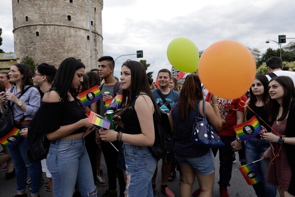 Yπερήφανη Θεσσαλονίκη: Χιλιάδες άνθρωποι στην παρέλαση υπερηφάνειας, αγάπης και ισότητας στον Λευκό Πύργο