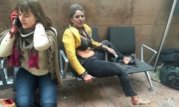 Η αεροσυνοδός από την Ινδία που έγινε το πρόσωπο- σύμβολο των τρομοκρατικών επιθέσεων στις Βρυξέλλες
