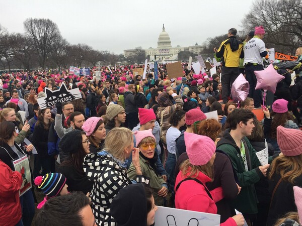 Γυναίκες εναντίον Τραμπ: Ογκώδεις διαδηλώσεις σε Ουάσινγκτον και χώρες του κόσμου για την «Πορεία των Γυναικών»