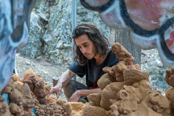 Ένας καλλιτέχνης μόλις μεταμόρφωσε το Αστεροσκοπείο Αθηνών σε έναν κήπο γεμάτο μηνύματα για την ανθρωπότητα