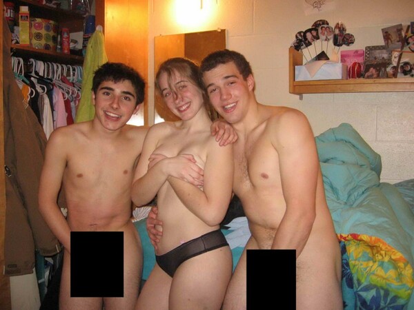 Στις υπόλοιπες φωτογραφίες του, ο τύπος με τα δύο γυμνά κορίτσια δεν μοιάζει καθόλου με τον Τσίπρα