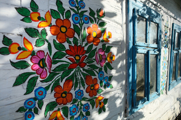 Ένα μικρό χωριό της Πολωνίας είναι γεμάτο από γκράφιτι με λουλούδια― αλλά γεμάτο!