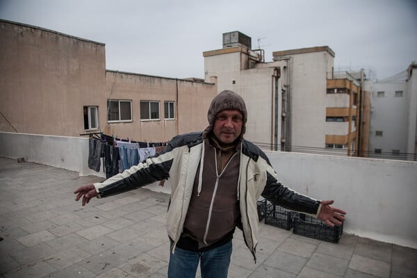 Στην Ευριπίδου 14 πλένονται οι άστεγοι της Αθήνας