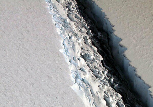 Συναγερμός για το τεράστιο παγόβουνο που είναι έτοιμο να αποκολληθεί από το ρήγμα της Ανταρκτικής