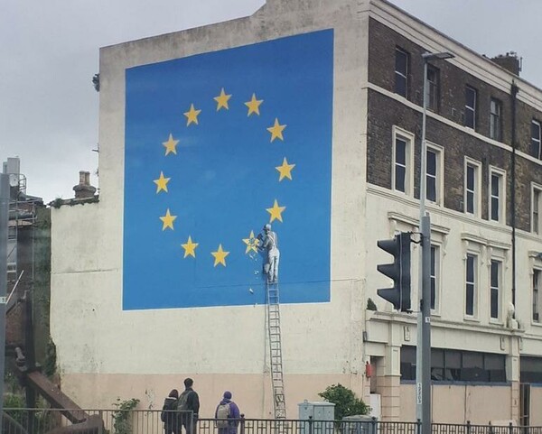 Μόλις αποκαλύφθηκε το νέο έργο του Banksy και είναι για το Brexit
