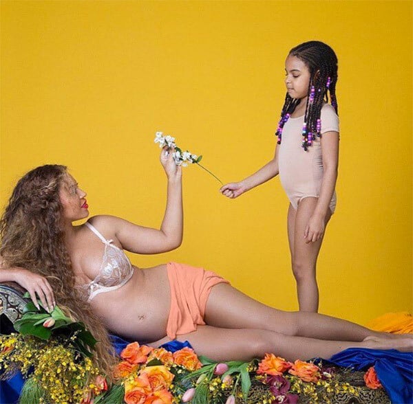H Beyoncé φωτογραφίζεται γυμνή για να γιορτάσει την εγκυμοσύνη της